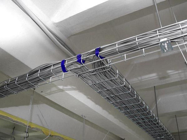 Прокладка кабеля по потолку в лотке